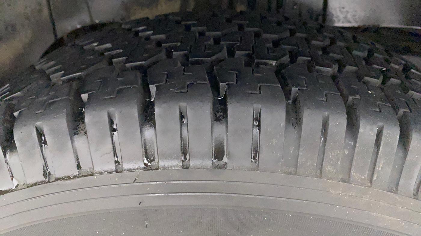 2017 Mahindra TUV300 T8 AMT, Diesel, Automatic, 67,790 km, Right Rear Tyre Tread