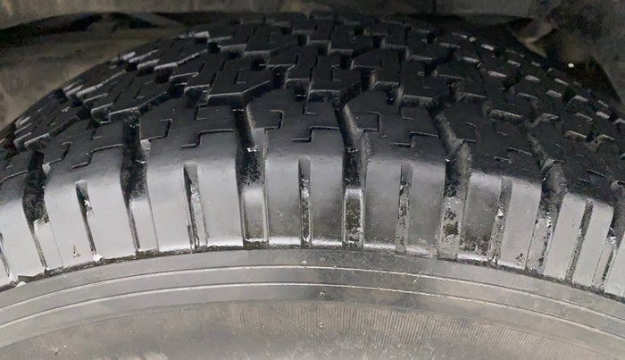 2017 Mahindra TUV300 T8 AMT, Diesel, Automatic, 67,790 km, Left Rear Tyre Tread