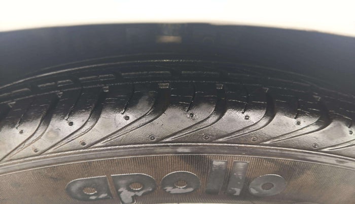 2012 Volkswagen Vento HIGHLINE DIESEL 1.6, Diesel, Manual, 89,273 km, Left Front Tyre Tread