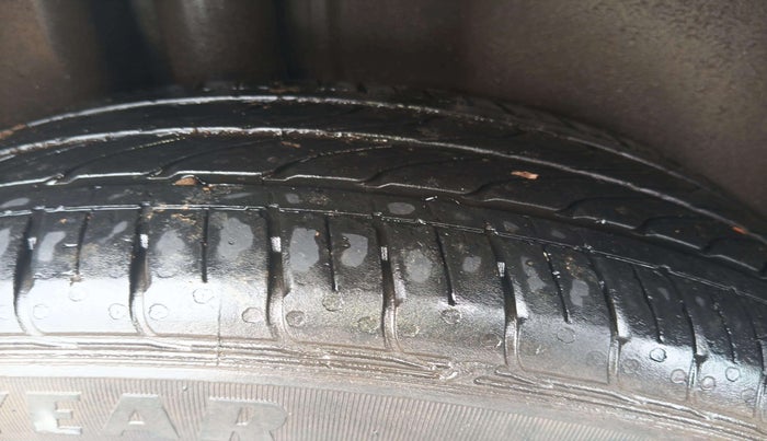 2012 Volkswagen Vento HIGHLINE DIESEL 1.6, Diesel, Manual, 89,273 km, Right Front Tyre Tread