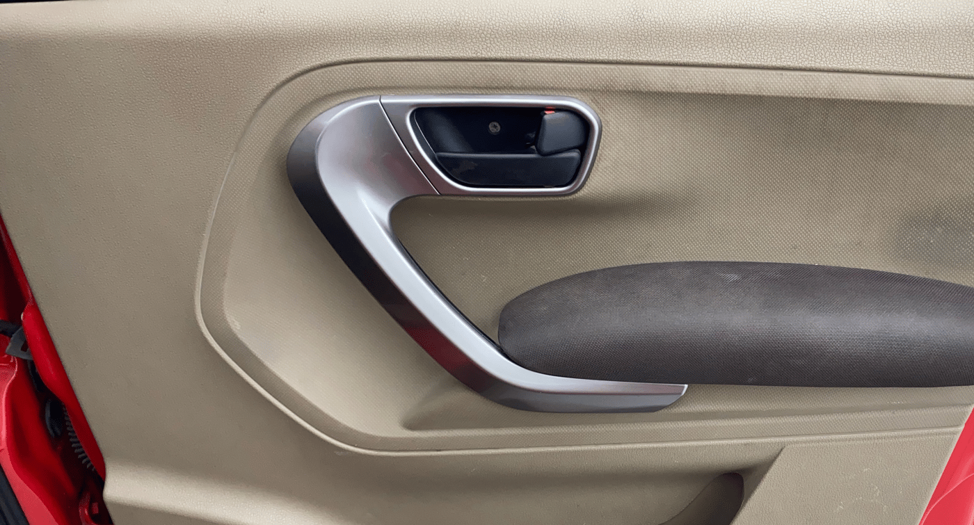 2019 Mahindra TUV300 T10, Diesel, Manual, 90,633 km, Driver Side Door Panels Control