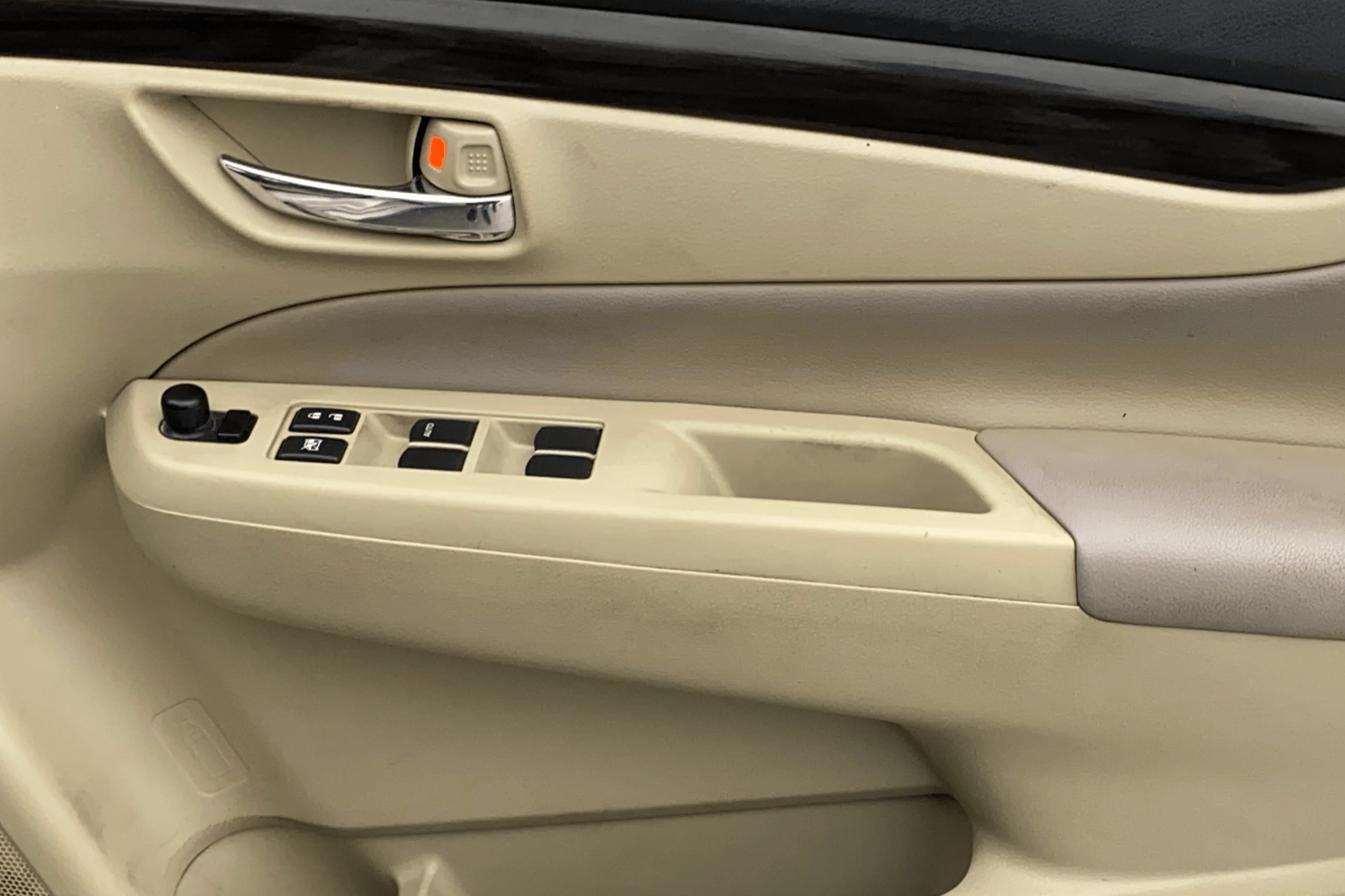 2017 Maruti Ciaz ZETA 1.4  MT PETROL, Petrol, Manual, 1,16,619 km, Driver Side Door Panels Control