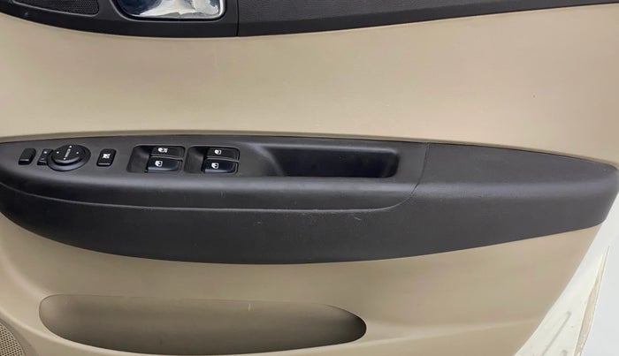 2014 Hyundai i20 SPORTZ 1.2, CNG, Manual, 46,253 km, Driver Side Door Panels Control