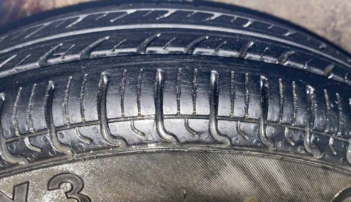 2016 Hyundai Eon ERA +, Petrol, Manual, 47,904 km, Left Front Tyre Tread