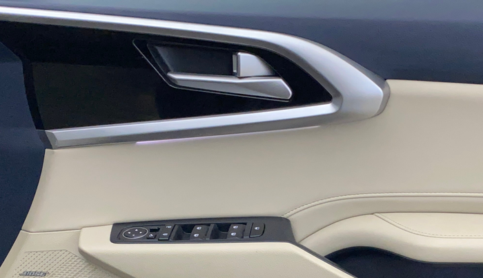 2024 KIA CARENS LUXURY PLUS 1.5 PETROL DCT 7 STR, Petrol, Automatic, 10,113 km, Driver Side Door Panels Control