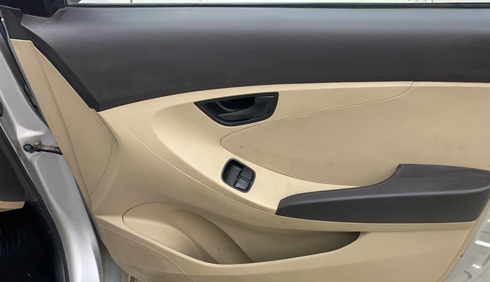 2016 Hyundai Eon ERA PLUS (O), Petrol, Manual, 1,01,988 km, Driver Side Door Panels Control