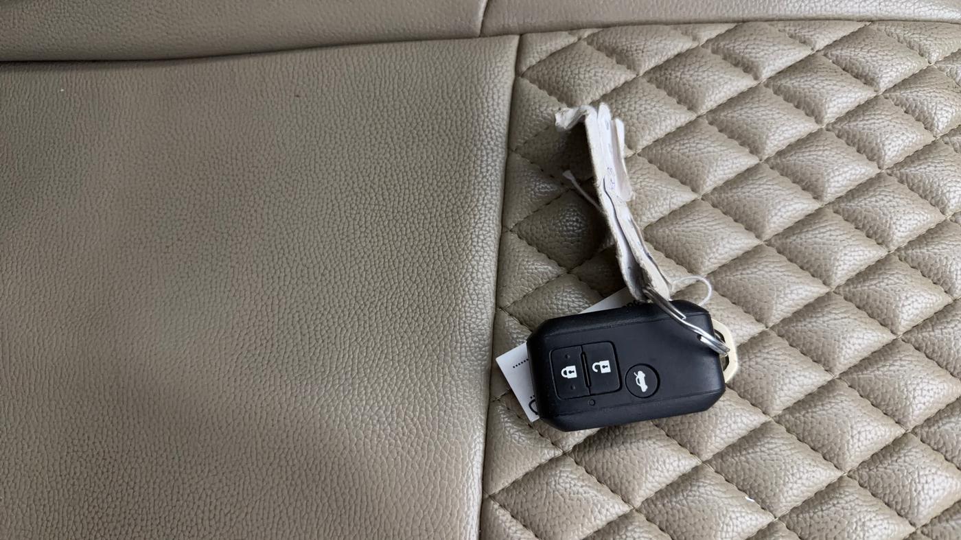 2024 Maruti Dzire ZXI CNG, CNG, Manual, 87,077 km, Key Close Up