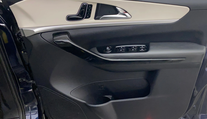 2022 Mahindra XUV700 AX 7 LUXURY P AT 7 STR, Petrol, Automatic, 46,504 km, Driver Side Door Panels Control