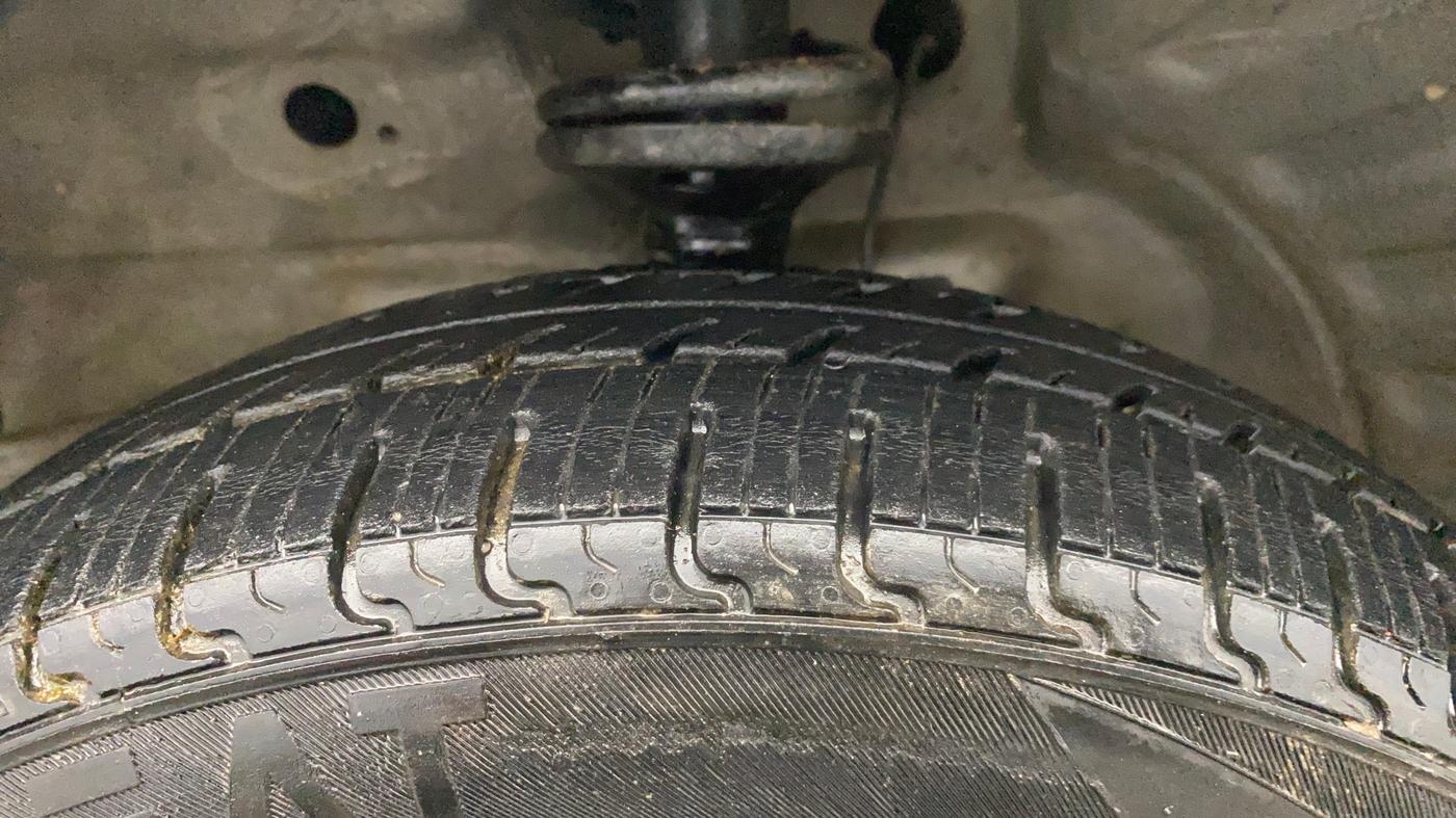 2016 Maruti Wagon R 1.0 VXI AMT, Petrol, Automatic, 61,534 km, Left Front Tyre Tread