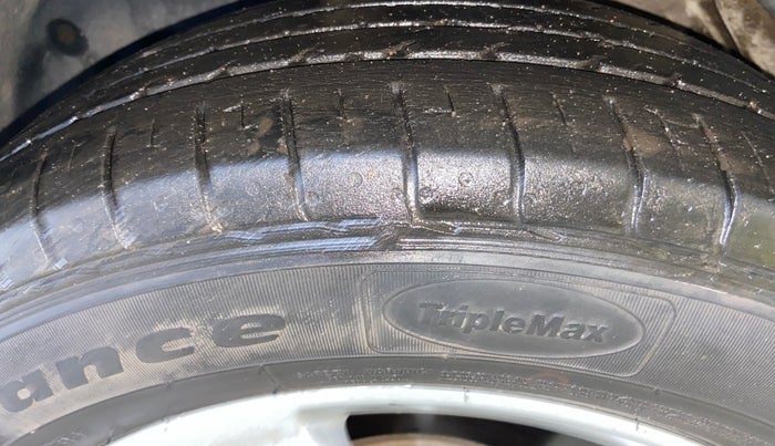 2021 MG HECTOR PLUS SUPER 1.5 PETROL TURBO HYBRID MT 7-STR, Petrol, Manual, 30,423 km, Left Front Tyre Tread