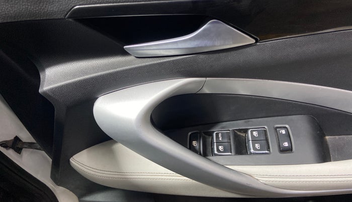 2021 MG HECTOR PLUS SUPER 1.5 PETROL TURBO HYBRID MT 7-STR, Petrol, Manual, 30,423 km, Driver Side Door Panels Control