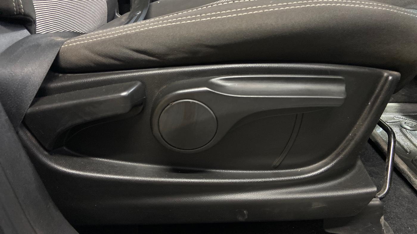 2021 MG HECTOR PLUS SUPER 1.5 PETROL TURBO HYBRID MT 7-STR, Petrol, Manual, 30,423 km, Driver Side Adjustment Panel