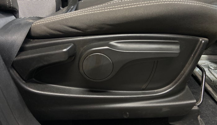 2021 MG HECTOR PLUS SUPER 1.5 PETROL TURBO HYBRID MT 7-STR, Petrol, Manual, 30,423 km, Driver Side Adjustment Panel