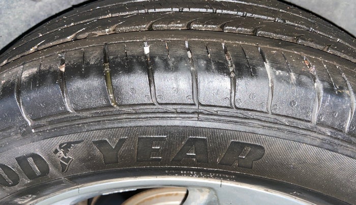 2021 MG HECTOR PLUS SUPER 1.5 PETROL TURBO HYBRID MT 7-STR, Petrol, Manual, 30,423 km, Left Rear Tyre Tread