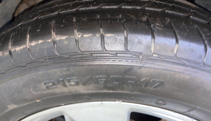 2021 MG HECTOR PLUS SUPER 1.5 PETROL TURBO HYBRID MT 7-STR, Petrol, Manual, 30,423 km, Right Front Tyre Tread