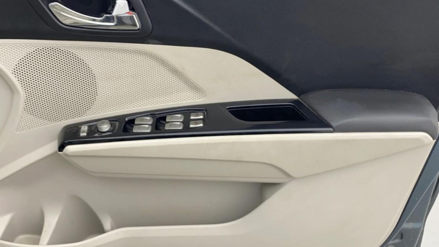 2022 Mahindra XUV300 W8 (O) 1.5 DIESEL, Diesel, Manual, 26,734 km, Driver Side Door Panels Control