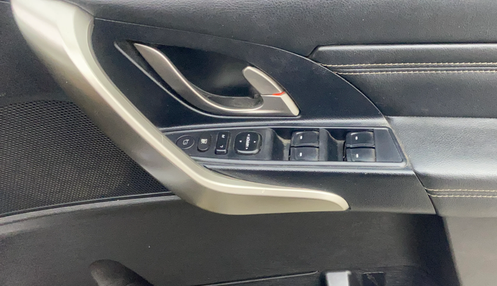 2018 Mahindra XUV500 W11, Diesel, Manual, 80,311 km, Driver Side Door Panels Control