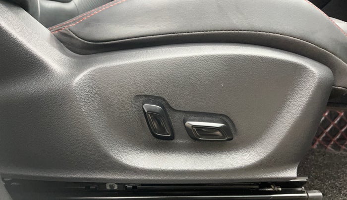 2023 MG ASTOR SHARP 1.3 TURBO AT, Petrol, Automatic, 21,415 km, Driver Side Adjustment Panel