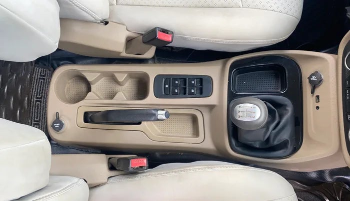 2017 Mahindra TUV300 T8, Diesel, Manual, 81,235 km, Gear Lever
