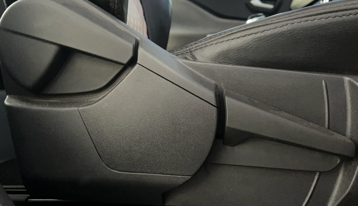 2023 Nissan MAGNITE XV MT, Petrol, Manual, 20,978 km, Driver Side Adjustment Panel