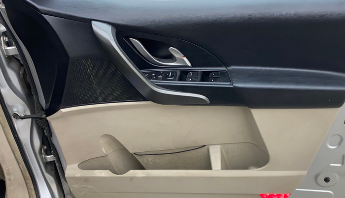 2015 Mahindra XUV500 W8, Diesel, Manual, 1,05,261 km, Driver Side Door Panels Control