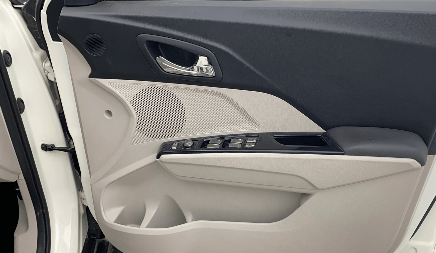2020 Mahindra XUV300 W8 (O) 1.2 PETROL, Petrol, Manual, 34,817 km, Driver Side Door Panels Control