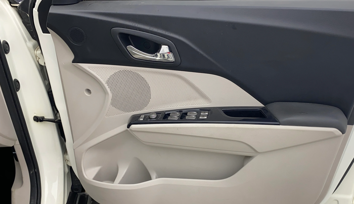 2020 Mahindra XUV300 W8 (O) 1.2 PETROL, Petrol, Manual, 34,817 km, Driver Side Door Panels Control