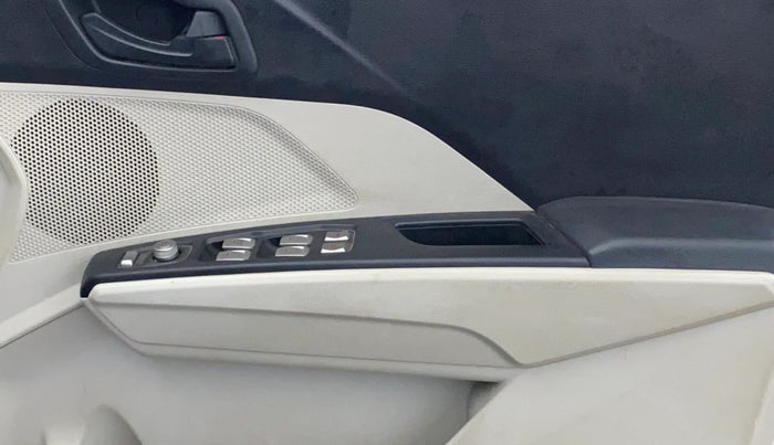 2023 Mahindra XUV300 W4 1.2 PETROL, Petrol, Manual, 24,358 km, Driver Side Door Panels Control