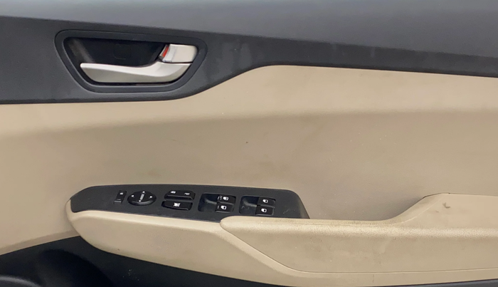 2018 Hyundai Verna 1.4 E PETROL, Petrol, Manual, 87,409 km, Driver Side Door Panels Control
