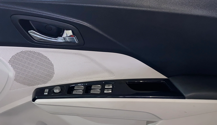 2021 Mahindra XUV300 W8 (O) 1.2 PETROL, Petrol, Manual, 8,135 km, Driver Side Door Panels Control