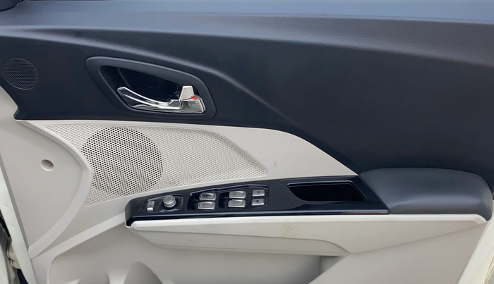 2019 Mahindra XUV300 W8 1.5 DIESEL, Diesel, Manual, 68,966 km, Driver Side Door Panels Control