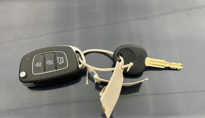 2020 Hyundai VENUE S 1.2, Petrol, Manual, 75,321 km, Key Close Up
