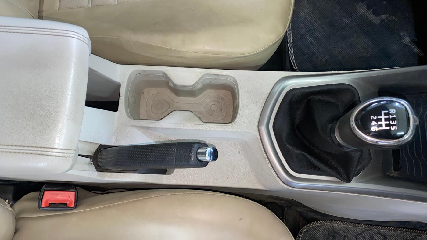 2022 Mahindra XUV300 W8 1.2 PETROL, Petrol, Manual, 36,559 km, Gear Lever