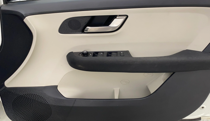 2022 Tata ALTROZ XZ PETROL, Petrol, Manual, 25,933 km, Driver Side Door Panels Control