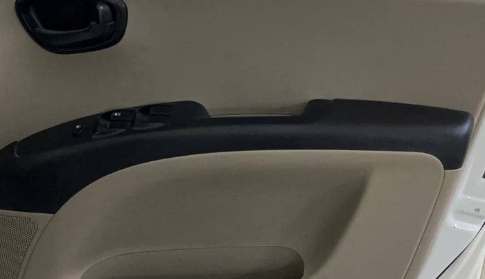 2015 Hyundai i10 MAGNA 1.1, CNG, Manual, 66,077 km, Driver Side Door Panels Control
