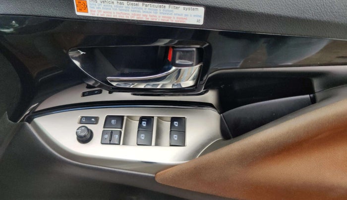 2022 Toyota Innova Crysta 2.4 ZX AT 7 STR, Diesel, Automatic, 1,05,299 km, Driver Side Door Panels Control