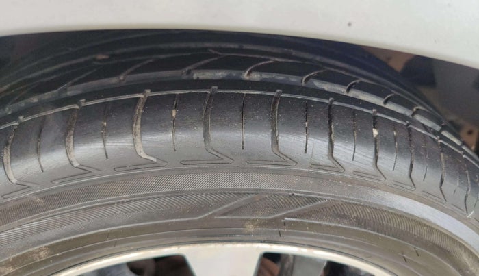 2022 Toyota Innova Crysta 2.4 ZX AT 7 STR, Diesel, Automatic, 1,05,299 km, Right Rear Tyre Tread