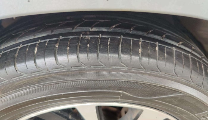 2022 Toyota Innova Crysta 2.4 ZX AT 7 STR, Diesel, Automatic, 1,05,299 km, Right Front Tyre Tread