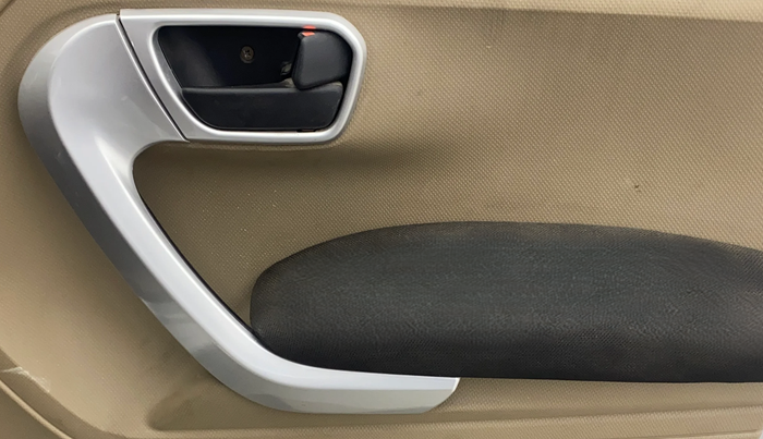 2018 Mahindra TUV300 T10, Diesel, Manual, 97,077 km, Driver Side Door Panels Control