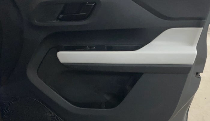 2023 Tata PUNCH PURE MT, Petrol, Manual, 37,808 km, Driver Side Door Panels Control