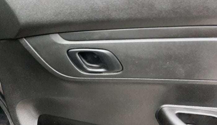 2017 Renault Kwid RXT 1.0 AMT (O), Petrol, Automatic, 49,444 km, Driver Side Door Panels Control