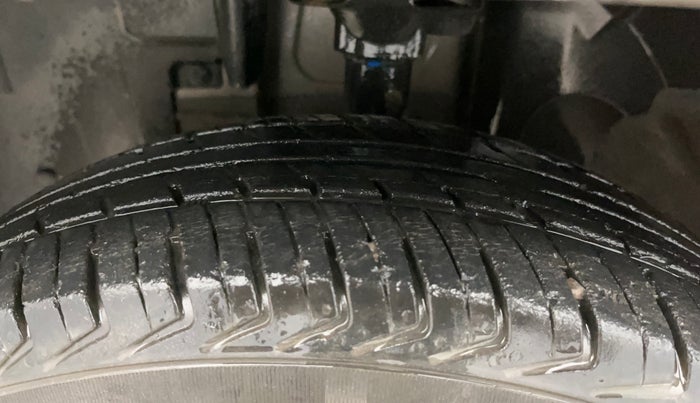 2017 Renault Kwid RXT 1.0 AMT (O), Petrol, Automatic, 49,444 km, Left Front Tyre Tread