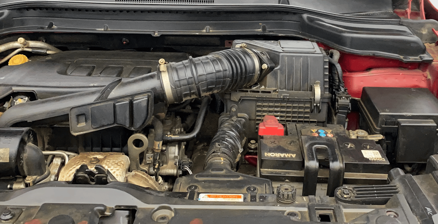 2022 Mahindra XUV300 W8 (O) 1.2 PETROL AMT DUAL TONE, Petrol, Automatic, 29,845 km, Engine View - Left