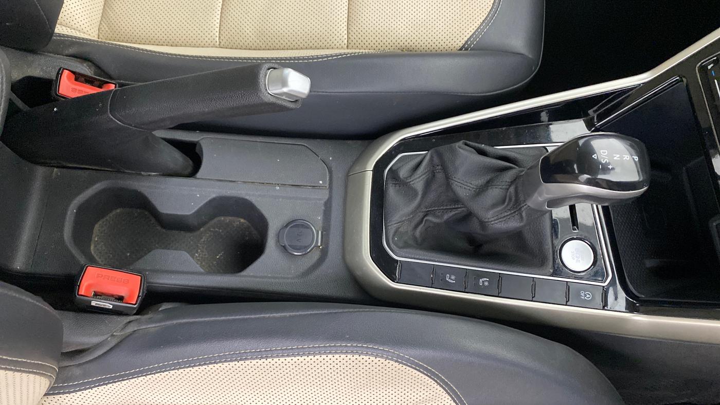 2022 Volkswagen VIRTUS TOPLINE TSI 1.0 AT, Petrol, Automatic, 70,218 km, Gear Lever
