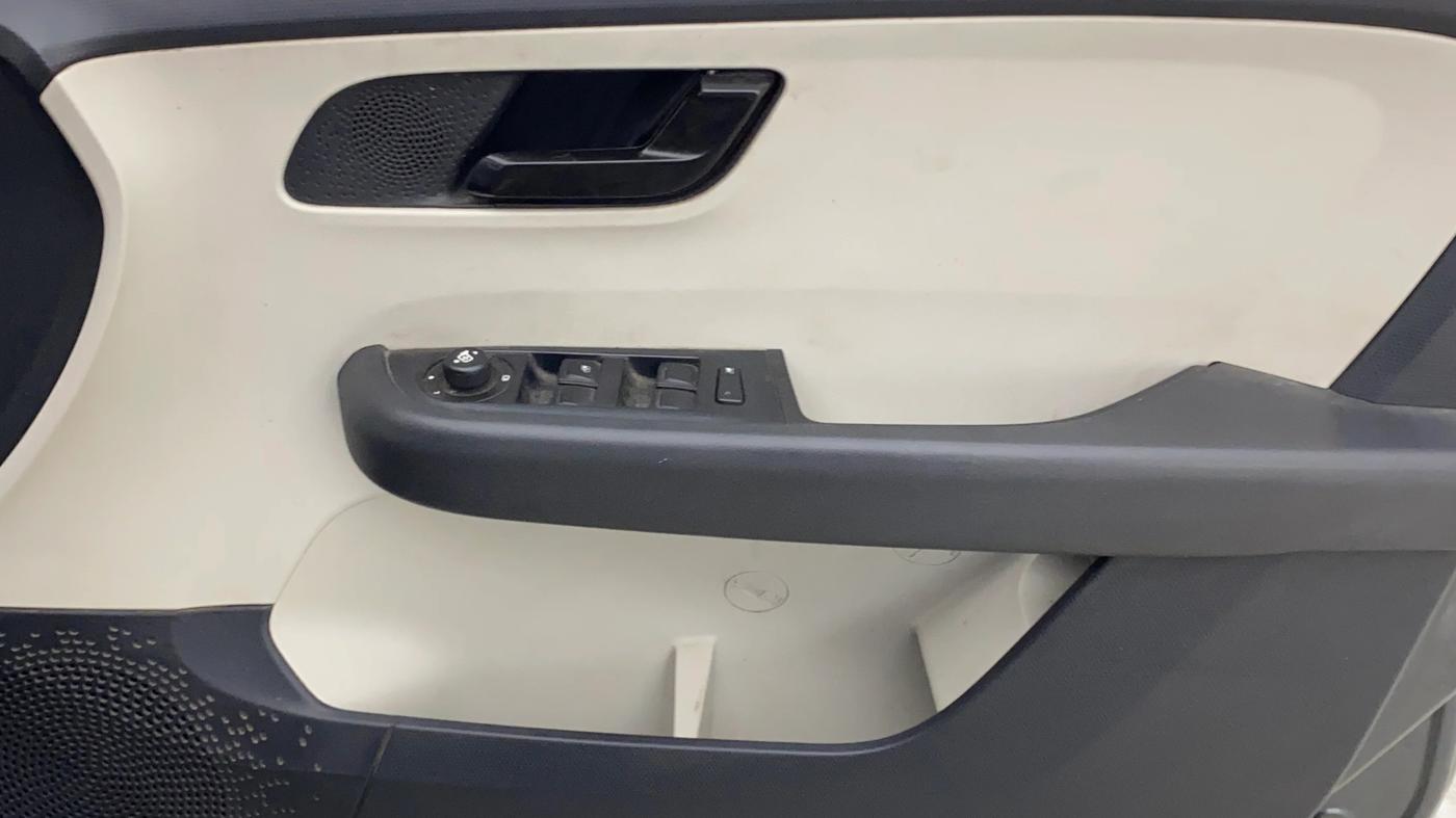 2021 Tata ALTROZ XM PLUS PETROL, CNG, Manual, 56,683 km, Driver Side Door Panels Control