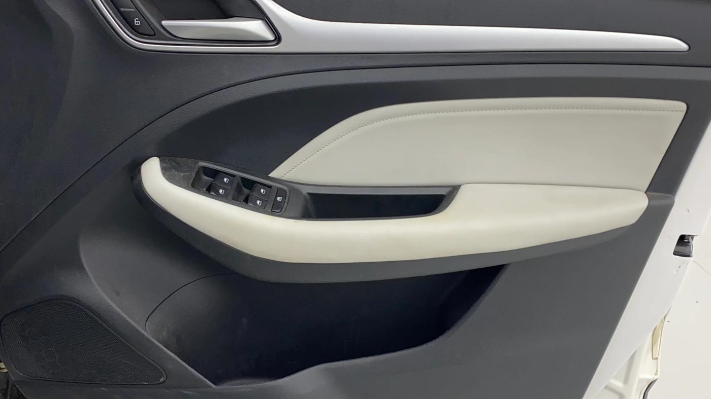 2023 MG ASTOR STYLE 1.5 MT, Petrol, Manual, 30,803 km, Driver Side Door Panels Control