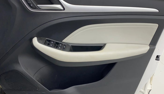 2023 MG ASTOR STYLE 1.5 MT, Petrol, Manual, 30,803 km, Driver Side Door Panels Control