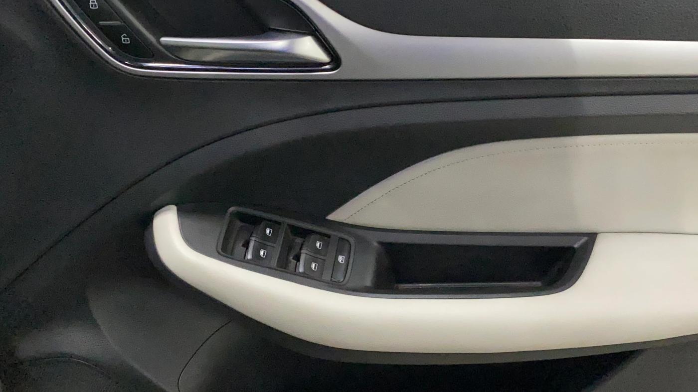 2022 MG ASTOR SUPER EX 1.5 MT, Petrol, Manual, 42,227 km, Driver Side Door Panels Control