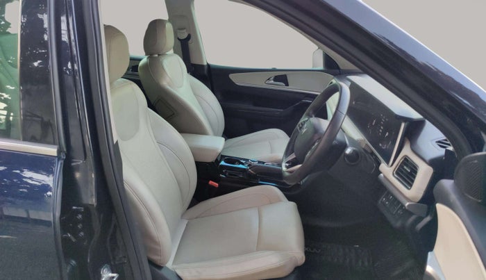 2024 Mahindra XUV700 AX 7 D AT 7 STR, Diesel, Automatic, 33,869 km, Right Side Front Door Cabin