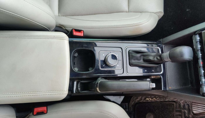 2024 Mahindra XUV700 AX 7 D AT 7 STR, Diesel, Automatic, 33,869 km, Gear Lever